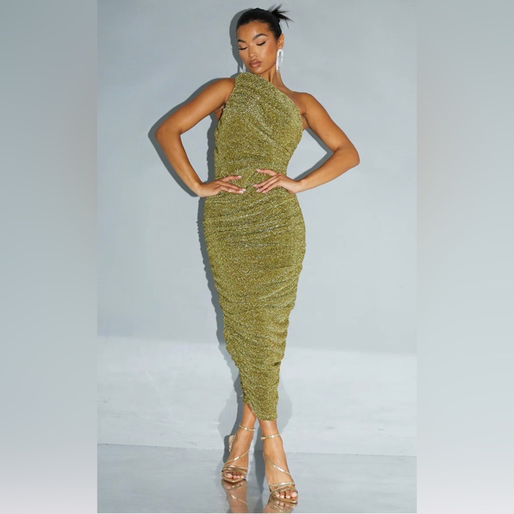 PrettyLittleThing Gold Glitter Plisse Ruched One Shoulder Midi Dress